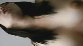 Młoda brunetka laska robi darmowe po4no loda facetowi