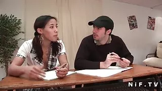 Kobieta ma młody chłopak seks analny w biurze z Creampie darmowe ruchanko