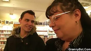 Piękna blondynka jest obsługiwana przez trzech mężczyzn jednocześnie darmowe filmy z ruchaniem