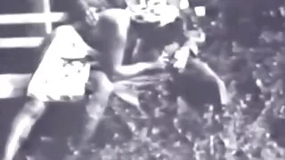 Facet pieprzył swoją mamę, robiąc to przed tym darmowe sex filmy stare Cooney