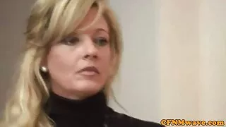 Masturbacja darmowe filmy ruchanie z elegancką kobietą: jasny orgazm na dywanie