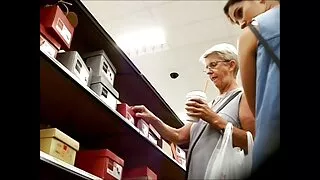 Chude cipki darmowe nagie dziewczyny pieprzą cipkę na kanapie