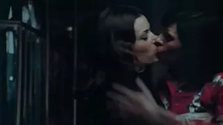 Dobroduszny facet rozłożył dziewczynę na seks, lizanie jej darmowy seks cipki