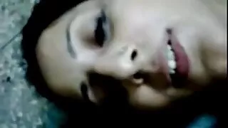 Krótkowłosa brunetka w białych pończochach ostry darmowy seks pieprzy