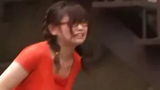 Aby darmowe filmy analne nauczyć swoją blondynkę seksu, Lesbijka zabiera ją na basen