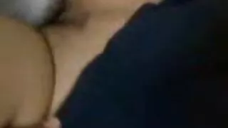 Młoda rosyjska ssie kutasa faceta i spuszcza się na jej lizanie cipki za darmo twarz