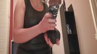 Młody chłopak pieprzy pornol za darmo chudą dziewczynę w usta i cipki na stole w kuchni