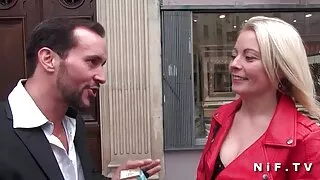 Facet brutalny sex za darmo Anal młoda szczupła brunetka włożył członek
